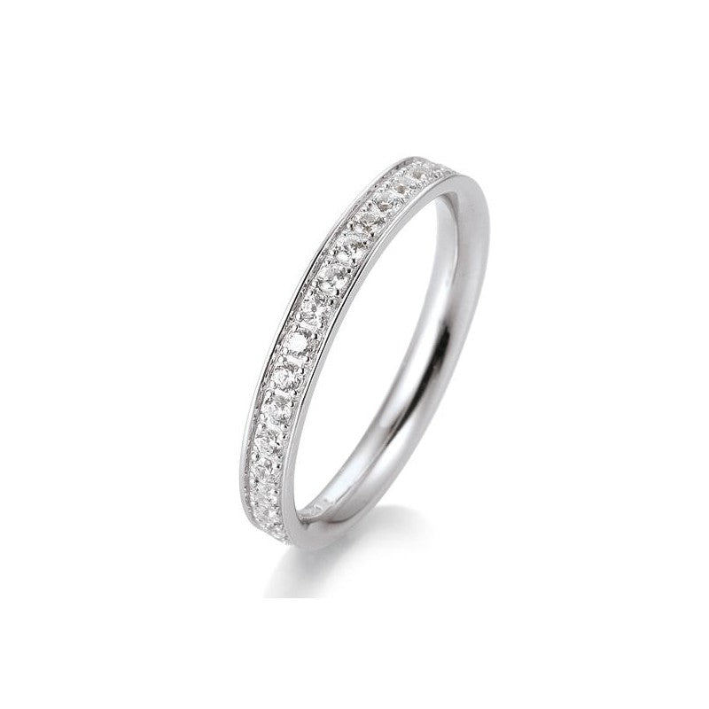 Erinnere dich immer an die besonderen Momente mit dem Memoire Ring mit funkelnden Brillanten. Wähle zwischen einer edlen Gold- oder Platinfassung. Ein perfektes Geschenk für einen geliebten Menschen (oder dich selbst, wir werden es nicht verraten!).