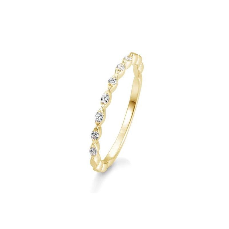 Dieser ausgefallene Memoire Ring Fantacy Vorsteckring ist aus Gold gefertigt und mit funkelnden Brillanten besetzt. Das klassische Design macht ihn zum perfekten Geschenk für besondere Anlässe und verleiht jedem Trauring einen Hauch von Schönheit. Eine stilvolle Ergänzung für jeden Schmuckliebhab