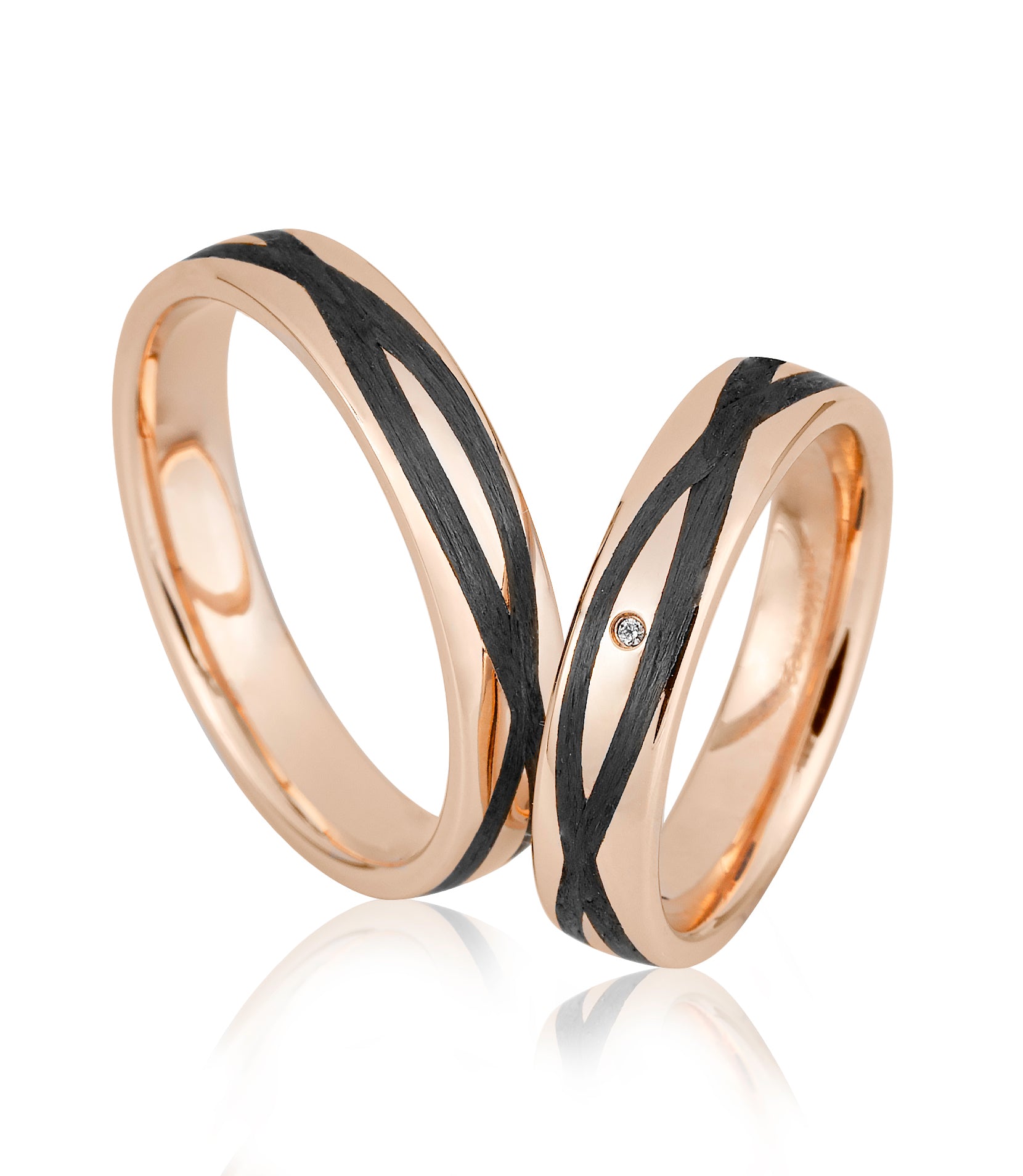 Ausgefallene Trauringe  in Rotgold mit Carbon   mit einem Brillanten im Damenring -Hochzeitsschmiede Aachen