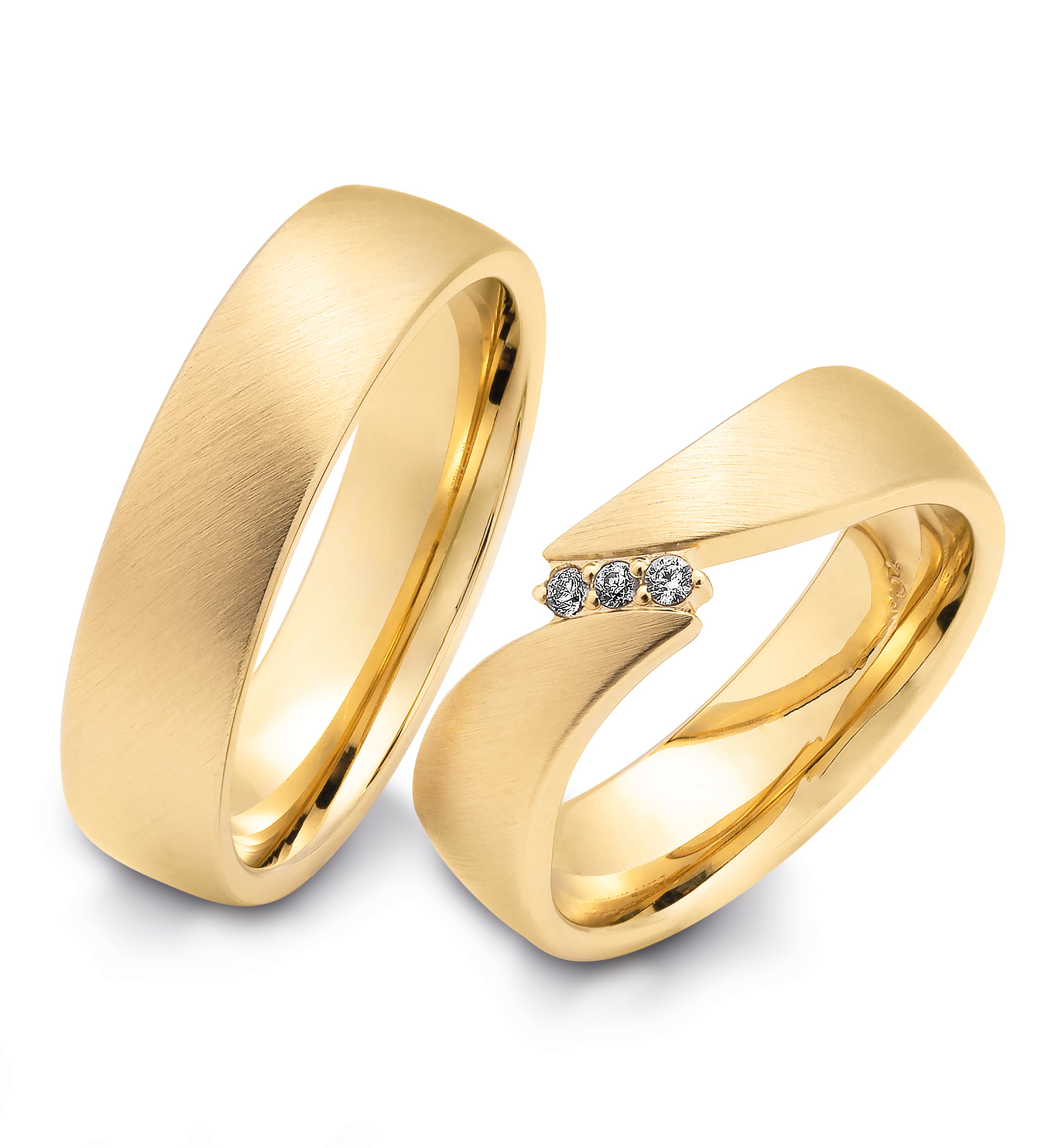 Ausgefallene Trauringe /Eheringe in Gelbgold  mit mattierter Oberfläche mit  Brillanten in  Aachen kaufen-hochzeitsschmiede Aachen