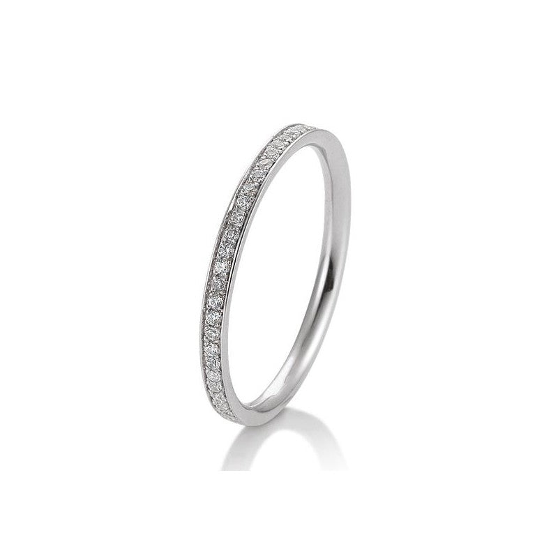 Verschenken Sie Funkeln und Glanz mit unserem Memoire Ring! Der Ring ist in Gold oder Platin erhältlich und verfügt über eine elegante Kanalfassung. Die strahlenden Brillanten machen ihn zu einem perfekten Geschenk oder Verlobungsring. Ergänzen Sie Ihr Ensemble mit diesem funkelnden Vorsteckring.