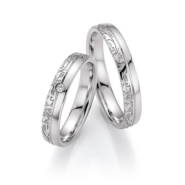 Trauringe einfarbig Weißgold mit Brillant - Oberfläche Flora -Hochzeitsschmiede Aachen